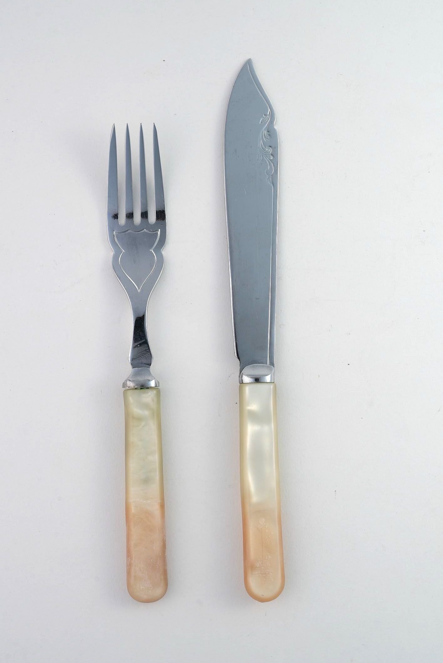 Sheffield Vintage Mother-of-Pearl Knives – Set of 6